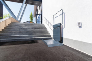 Plattform Treppenlift im Außenbereich zur barrierefreien Überwindung einer Treppe in NRW