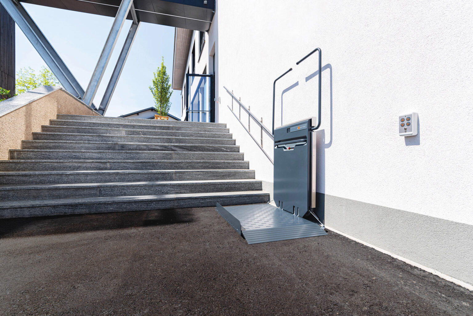 Plattform Treppenlift im Außenbereich zur barrierefreien Überwindung einer Treppe in NRW