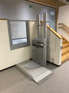 Plattformlift an Treppe im Innenbereich für barrierefreien Zugang in Münster