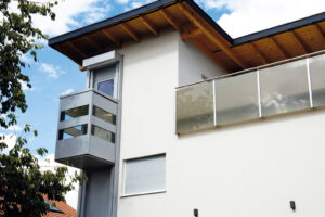 Outdoor Homelift ein modernes Wohnhaus für barrierefreien Zugang über mehrere Etagen