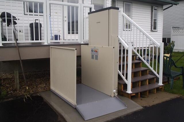 Elevex Plattformlift für den barrierefreien Zugang zu Hause an einer Außentreppe
