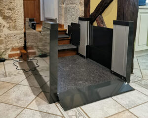 Stepsaver Plattformlift im Innenraum zur barrierefreien Überwindung weniger Treppenstufen
