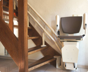 Moderner Treppenlift an einer Holztreppe im Innenbereich eines Hauses in NRW
