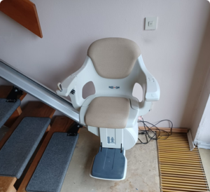 Kompakter Sitz-Treppenlift an einer Innentreppe in einem Wohnhaus in NRW