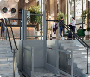 Plattformlift im öffentlichen Gebäude für barrierefreien Zugang über Treppen