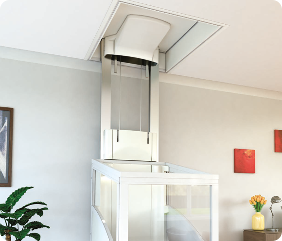 Kompakter Homelift im Wohnhaus für barrierefreie Mobilität zwischen mehreren Etagen