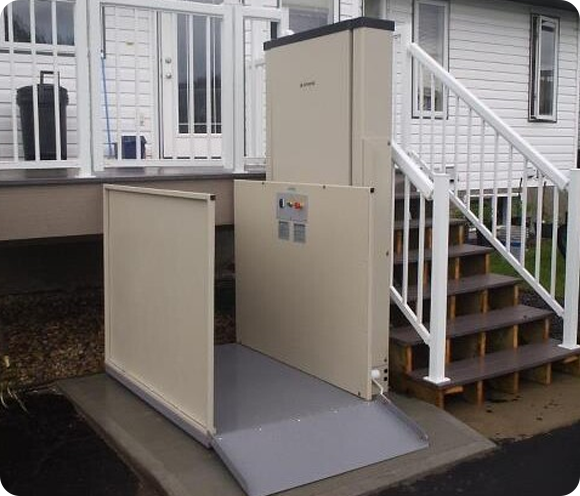 Plattformlift im Außenbereich an einer Haustreppe für barrierefreien Zugang zum Wohnhaus