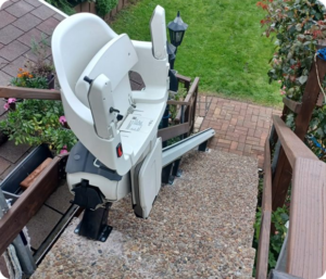 Treppenlift für Außentreppen an einem Hauseingang in NRW mit wetterfestem Sitzlift und Schienensystem