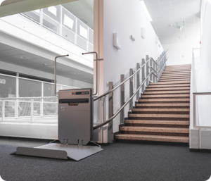Kurven Plattformlift NRW im Innenbereich für barrierefreien Zugang über lange Treppen