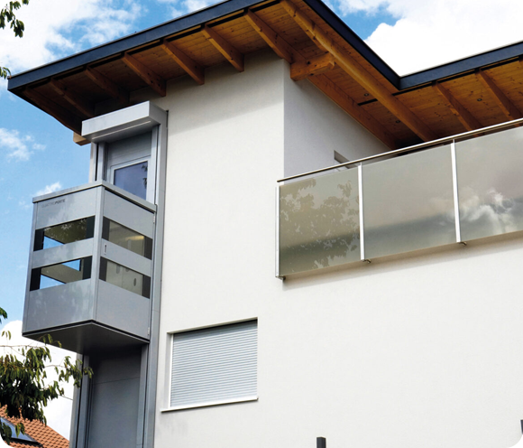 Außen Homelift NRW an modernem Wohnhaus für barrierefreien Zugang zu oberen Etagen
