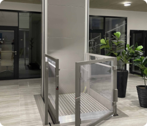 Plattformlift im Innenbereich für barrierefreie Mobilität über mehrere Etagen