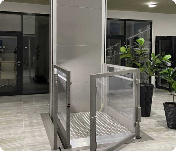 Plattformlift im Innenbereich für barrierefreie Mobilität über mehrere Etagen