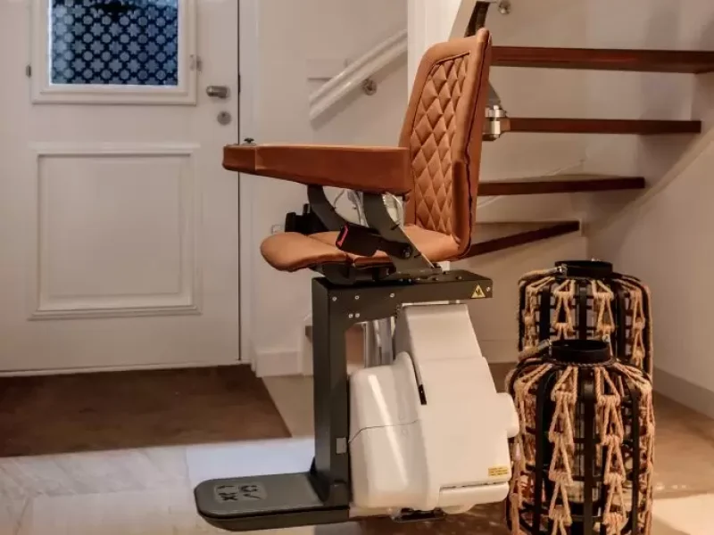 Sitz Treppenlift im Innenbereich an einer kurvigen Holztreppe im Wohnhaus in NRW